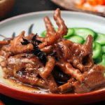 Ăn chân gà có thật sự là nguyên nhân khiến tay run?